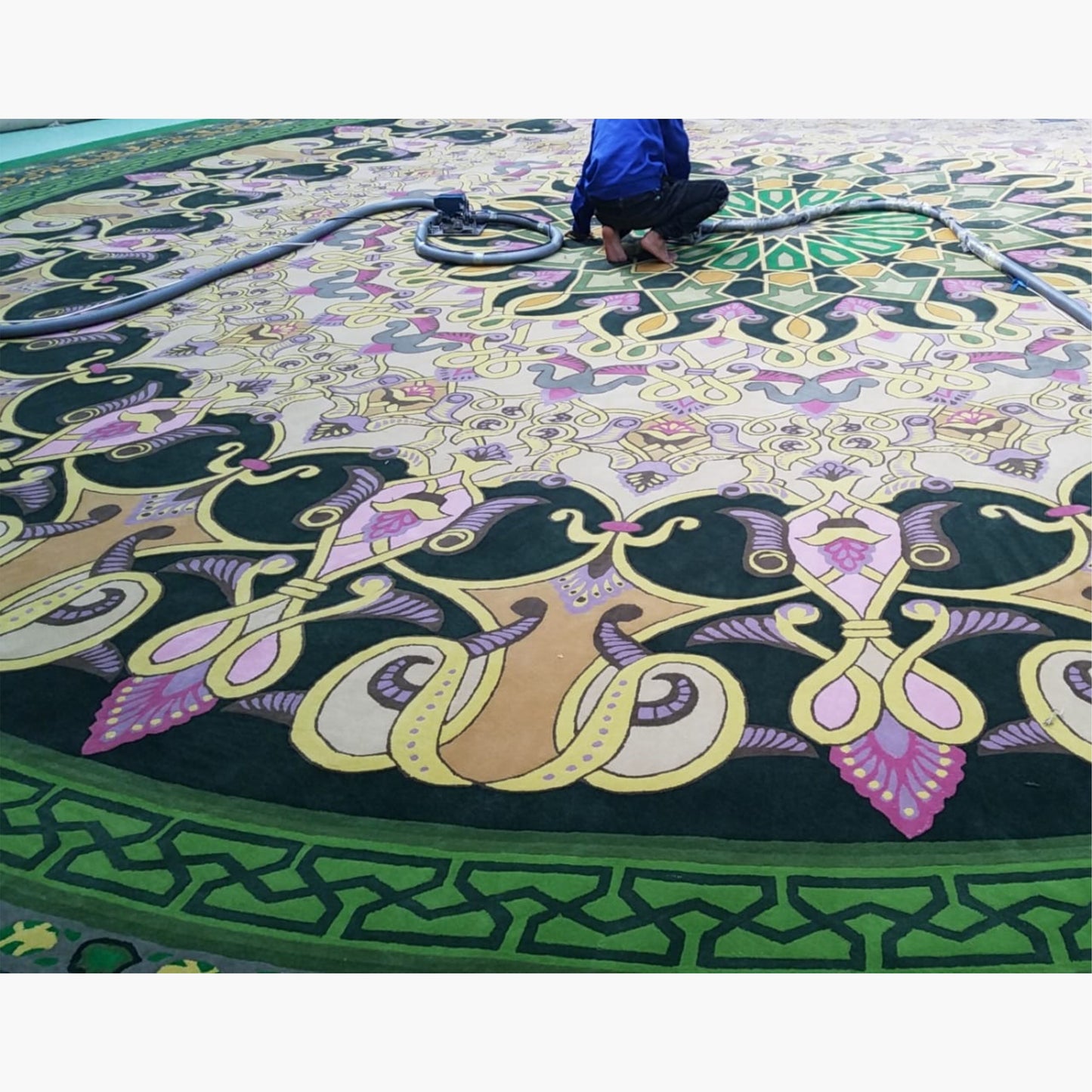 Luxury Hand Tufted New Zealand Wool Rug – Round Classical Green Design